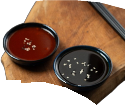Omáčky Gochujang a Sójový dip na dřevěném prkénku