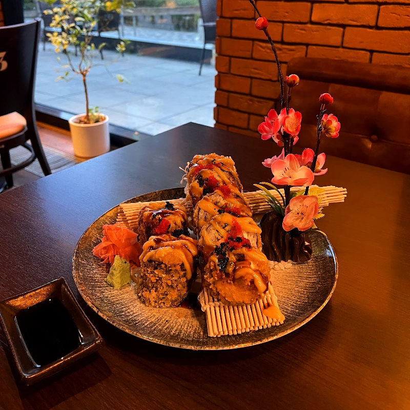 Křupavá sushi rolka s jarními květy v SATÉ
