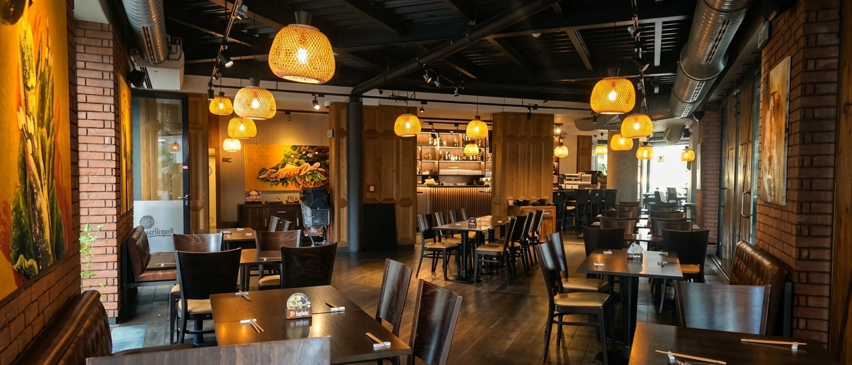 Interiér restaurace SATÉ Malešice s lampiony a cihlovými sloupy